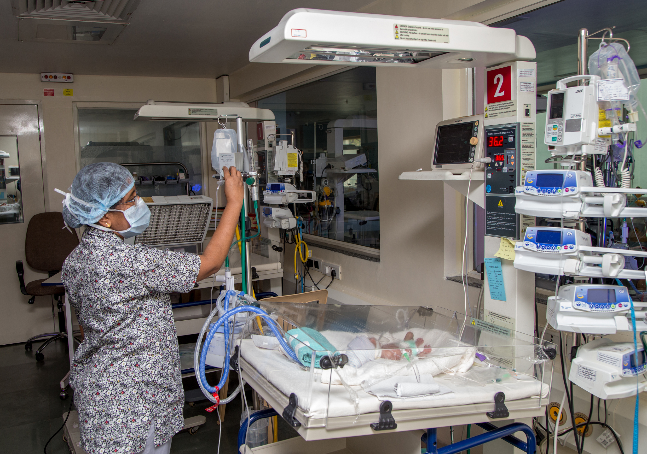 A nurse optimising oxygen for a preterm infant by adjusting the FiO2 with a blender at Fernandez Hospital. INDIA. (c) Fernandez Hospital.