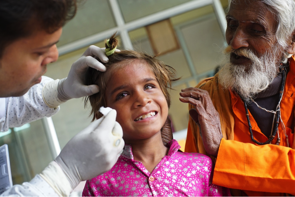 Examining children needs special skills and training. INDIA (c)Orbis