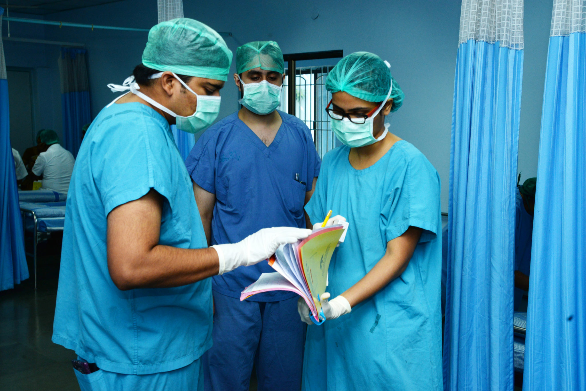 Nurses being briefed before a cataract operation. INDIA. (c)ARVIND EYE CARE SYSTEMS
