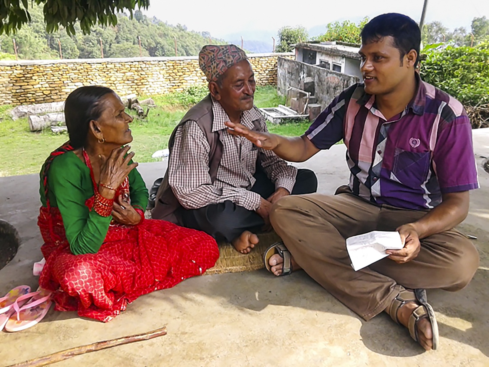 Counselling on cataract at a rural village. NEPAL © Bhoja Raj Gautam, IAPB #EYECAREEVERYWHERE