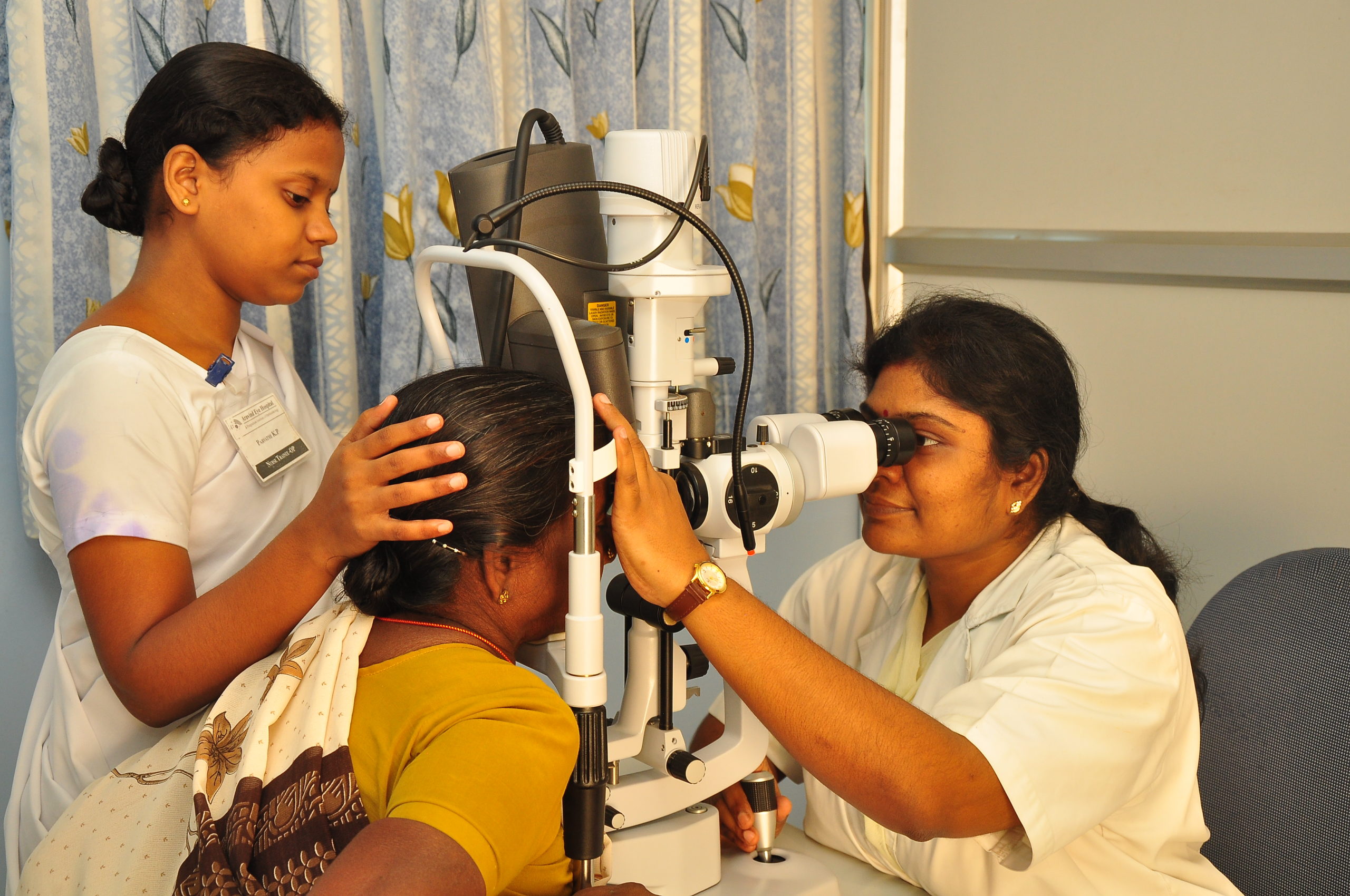 Patient examintaion_Rajkumar_Aravind Pondicherry. Photo Credit: ARAVIND EYE CARE SYSTEM