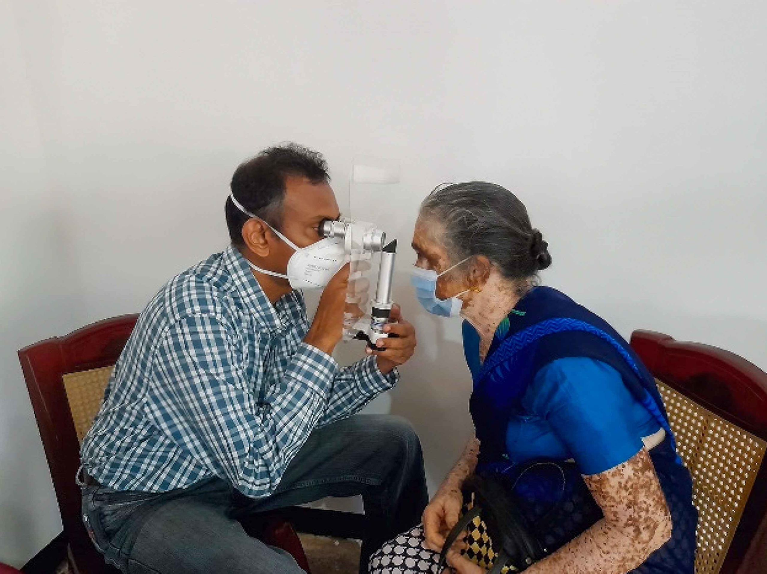 Examining a patient using a hand-held slit lamp, Sri Lanka (Photo:  Asela Abeydeera CC BY-NC 4.0)