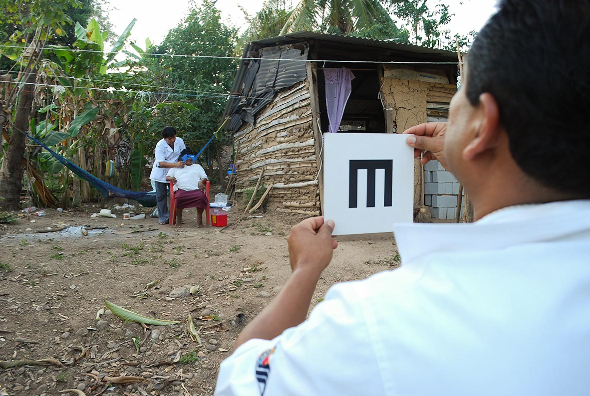 Visual acuity testing during a RAAB survey. MEXICO (Photo: Sarah Polack CC BY-NC-SA)