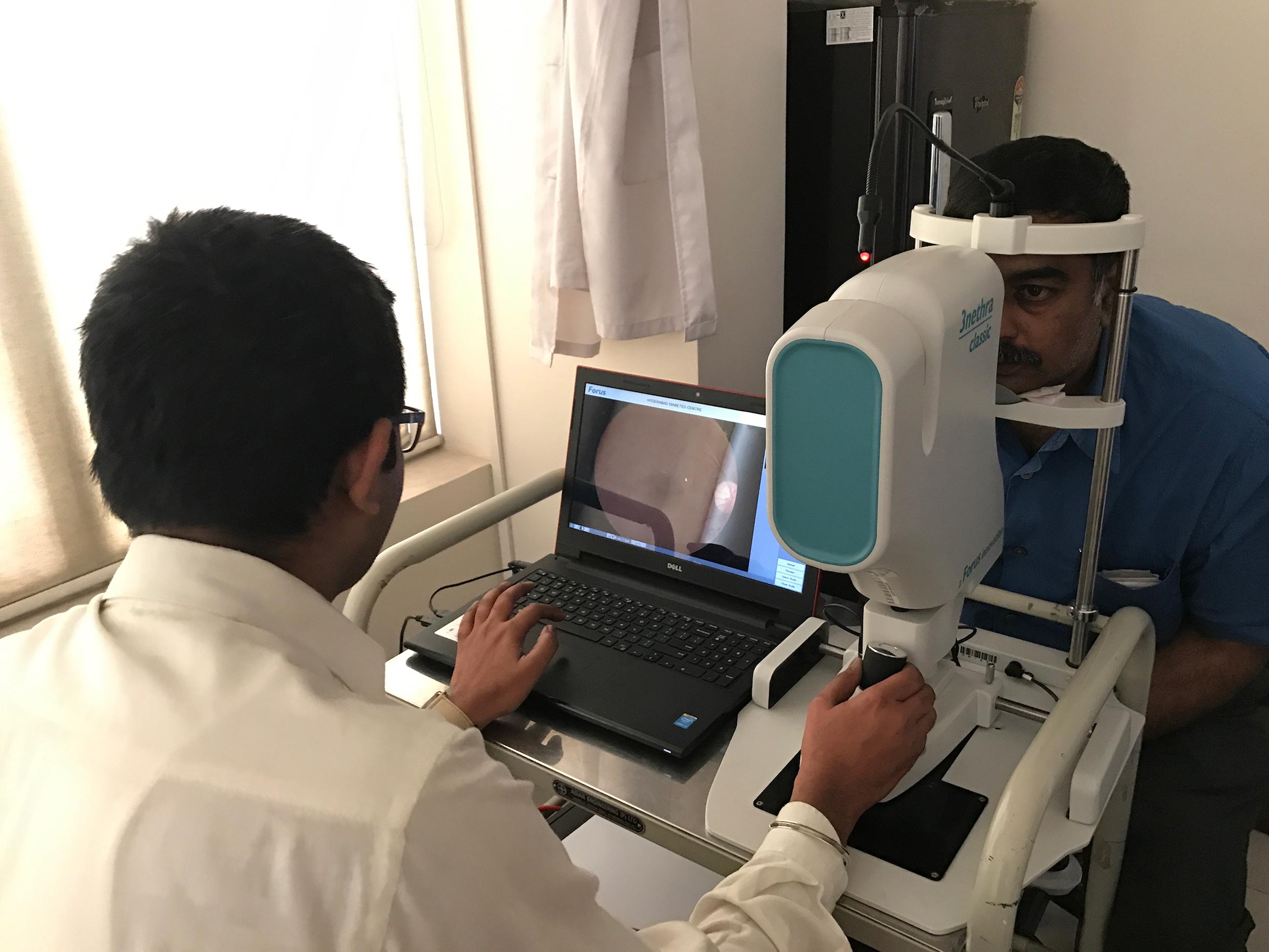 Physician screening DR using table top camera. INDIA (Photo: © Padmaja Kumari Rani LVPEI CC BY-NC-SA 4.0)