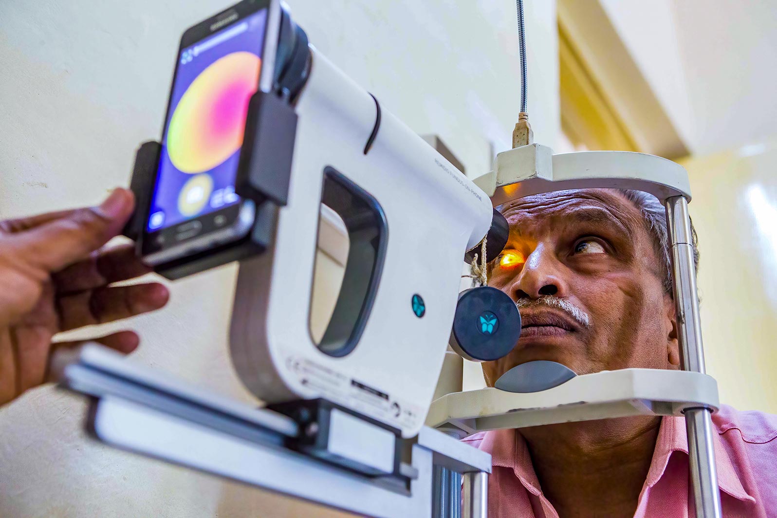 A patient is screened for signs of diabetic retinopathy. INDIA (Photo: Ajesh Pandey CC BY-NC-SA 4.0)