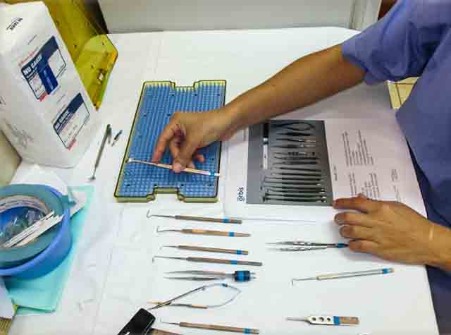 Figure 1: A nurse practices arranging microsurgical instruments on a tray before sterilisation, Peru. (Photo: Jacqueline Newton CC BY-NC-SA 4.0)