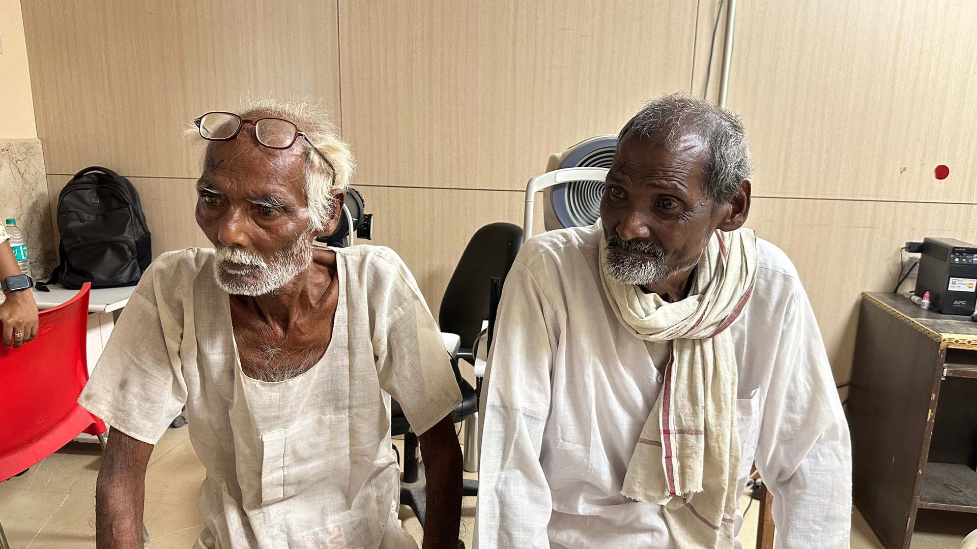 Two patients awaiting surgery, Mohammadi Hospital. INDIA (Photo: © Dr Shroffs Charity Eye Hospital/Peek Vision CC BY-NC-SA 4.0)