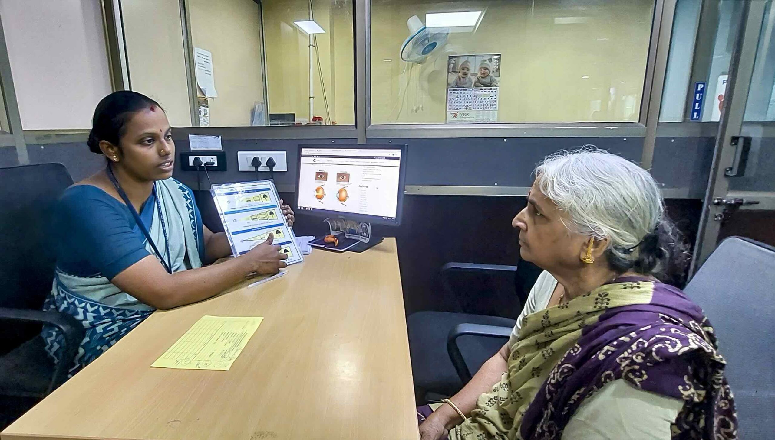 Patient counselling on types of IOLs. INDIA (Photo: © Aravind Eye Care Systems. CC BY-NC-SA 4.0)