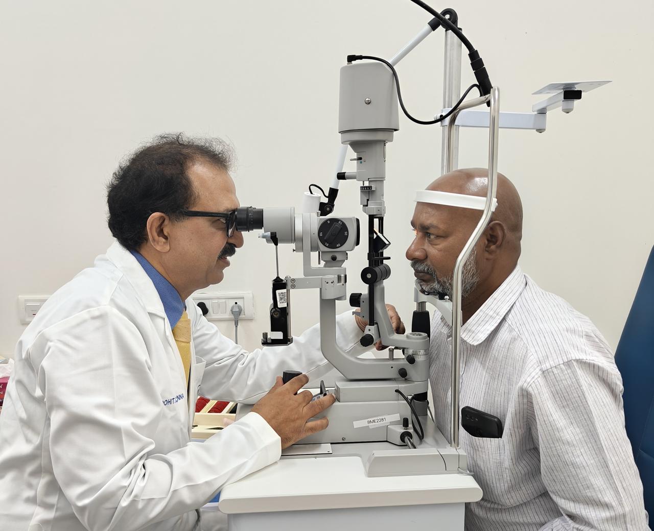 Preoperative evaluation of a patient before cataract surgery. INDIA (Photo: © LVPEI Hospitals CC BY-NC-SA 4.0)