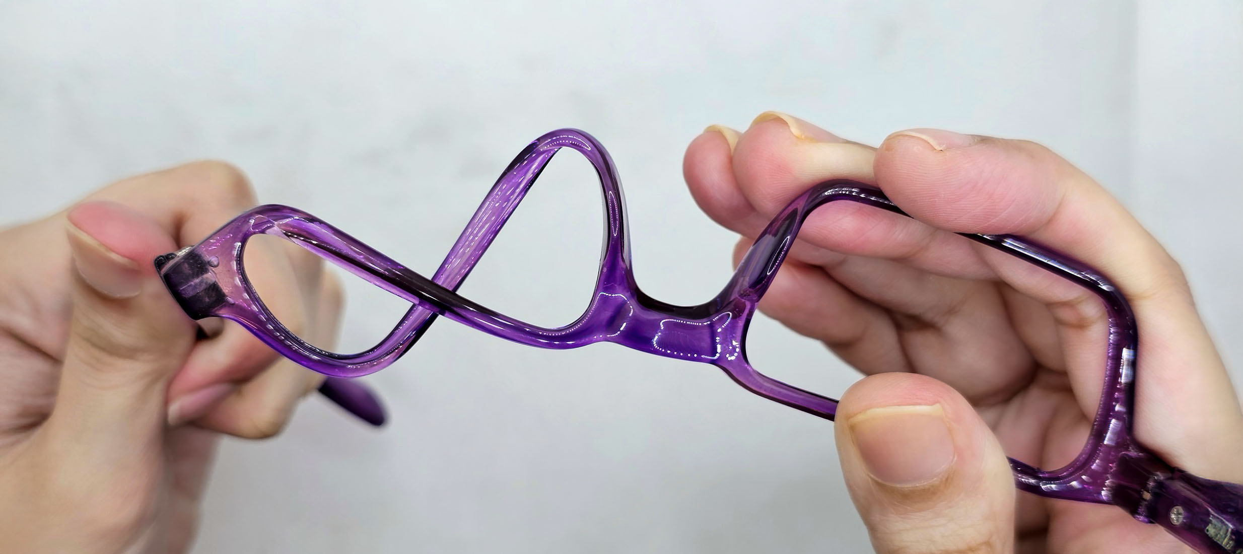 Figure 1 TR90 twists without breaking. (Photo:SAMIT SAKIB GORE CC BY-NC-SA 4.0)