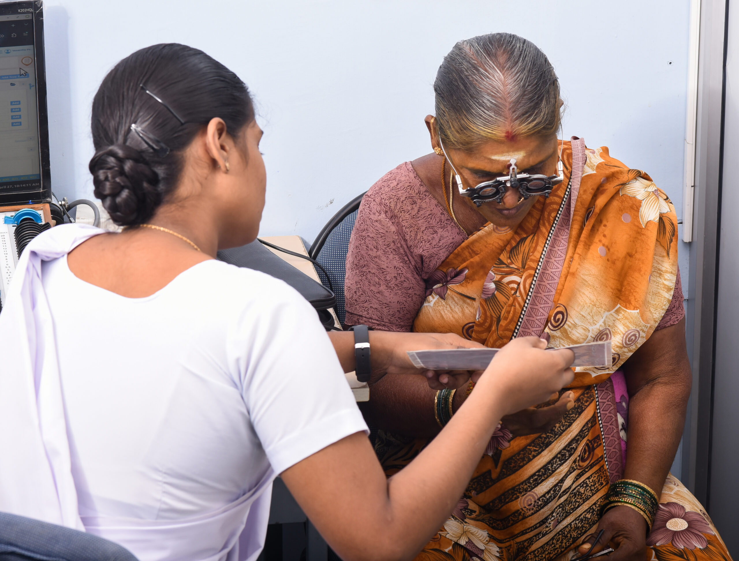 Vision screening before near-vision spectacles are dispensed. INDIA (Photo: ©Aravind eye hospitals CC BY-NC-SA 4.0)
