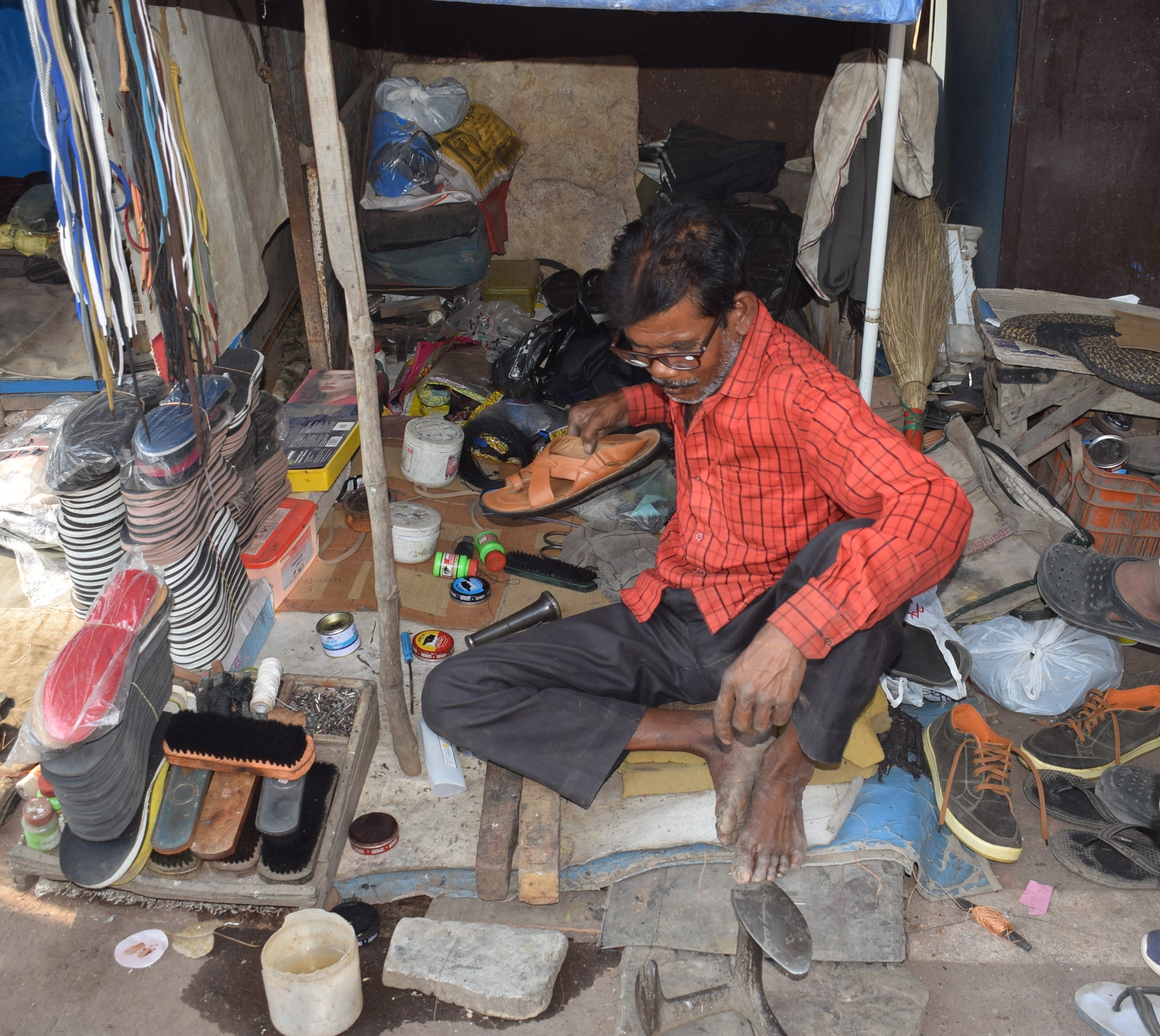 Near-vision spectacles restore vision and livelihoods. INDIA (Photo: © Sadguru CC BY-NC-SA 4.0)