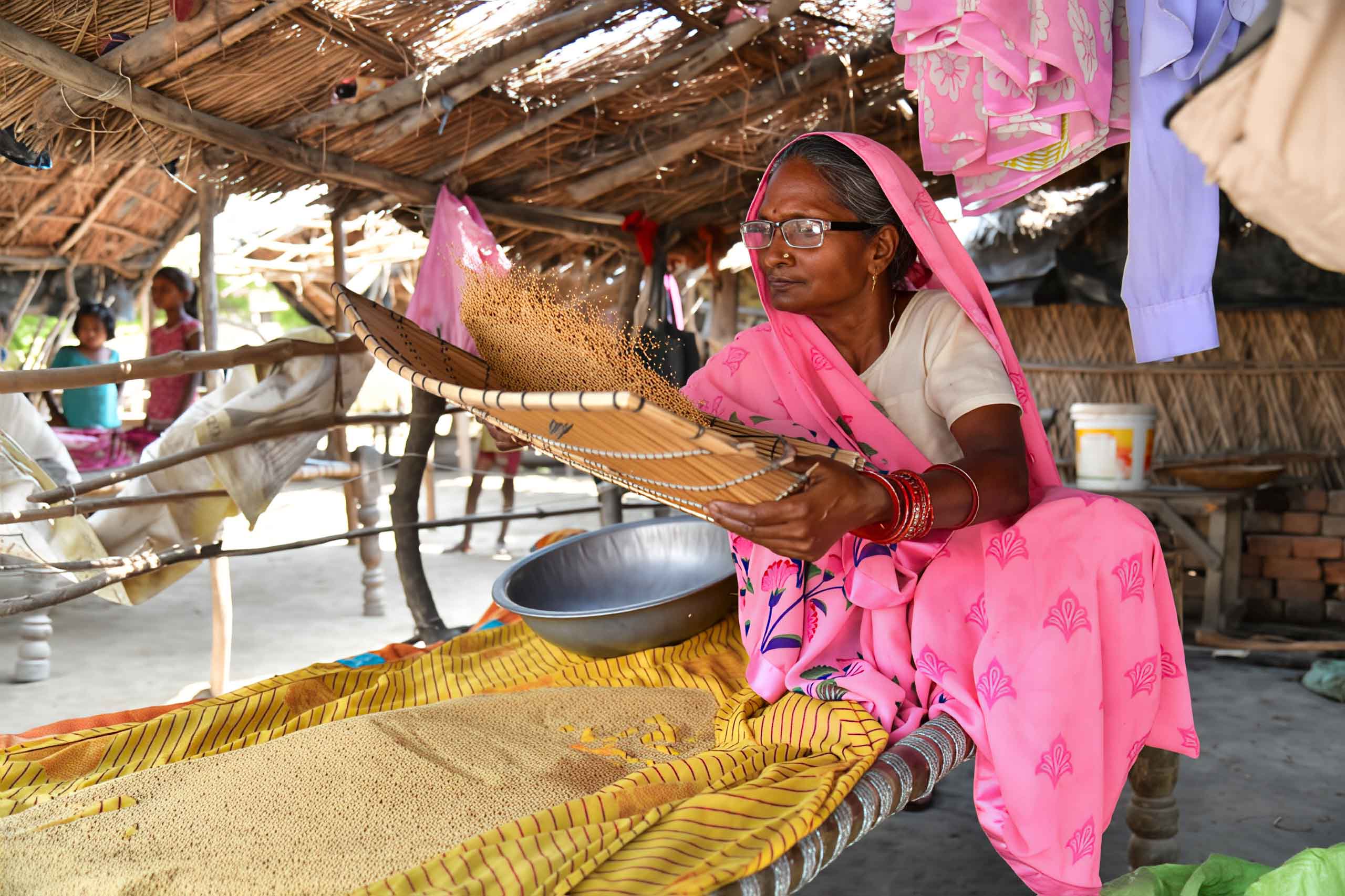 Near-vision spectacles make it easier to sift grain. INDIA (Photo: © Dr Shroffs Charity Eye Hospital/Peek Vision CC BY-NC-SA 4.0)
