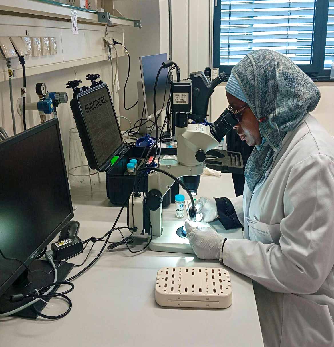 An international subspecialty fellow learning trabeculectomy techniques in a simulation laboratory. GERMANY (Photo: © IOFF CC BY-NC-SA 4.0)