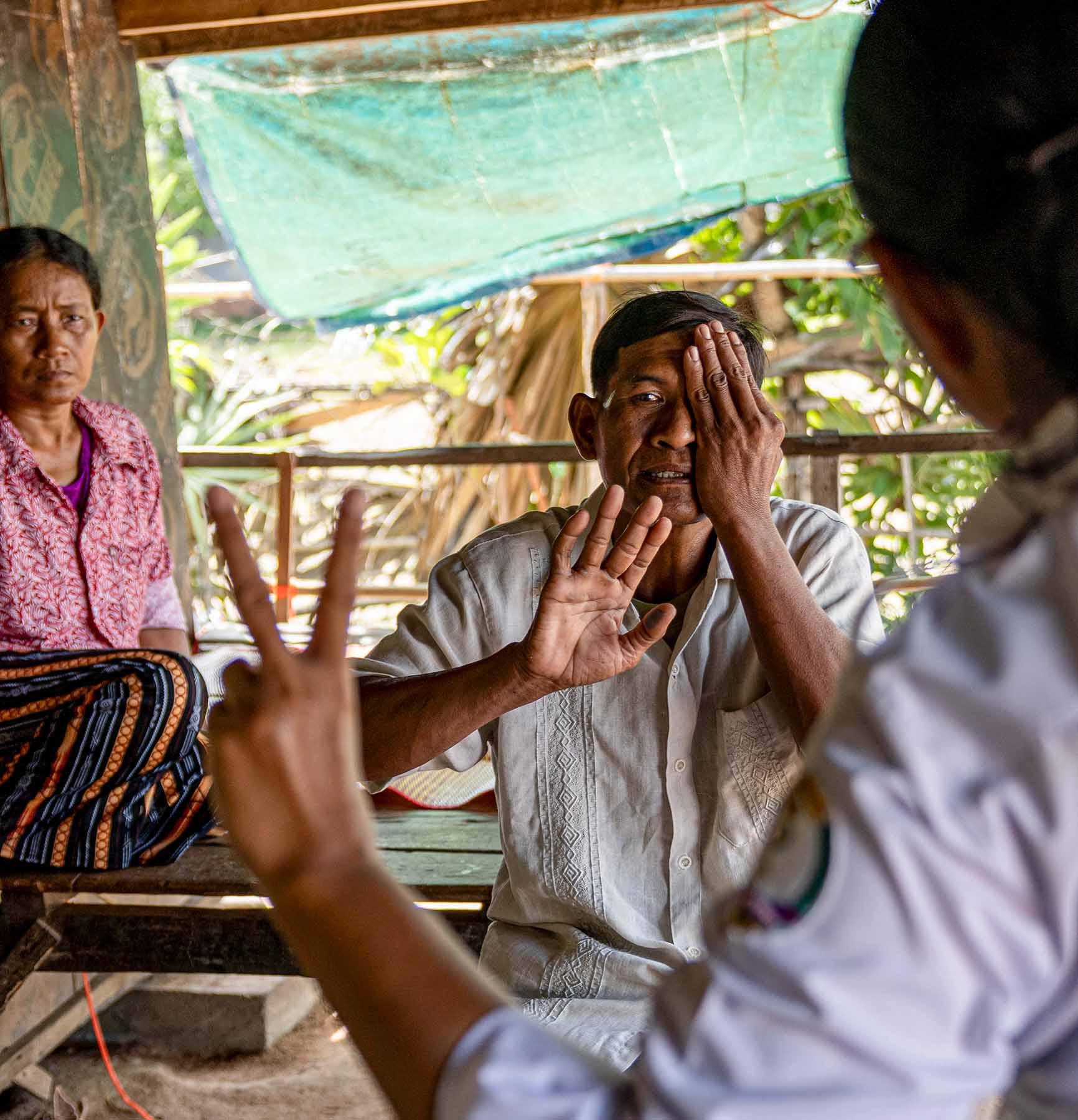 Screening patients for cataract in the community. CAMBODIA (Photo: © Michael Amendolia/The Fred Hollows Foundation CC BY-NC-SA 4.0)
