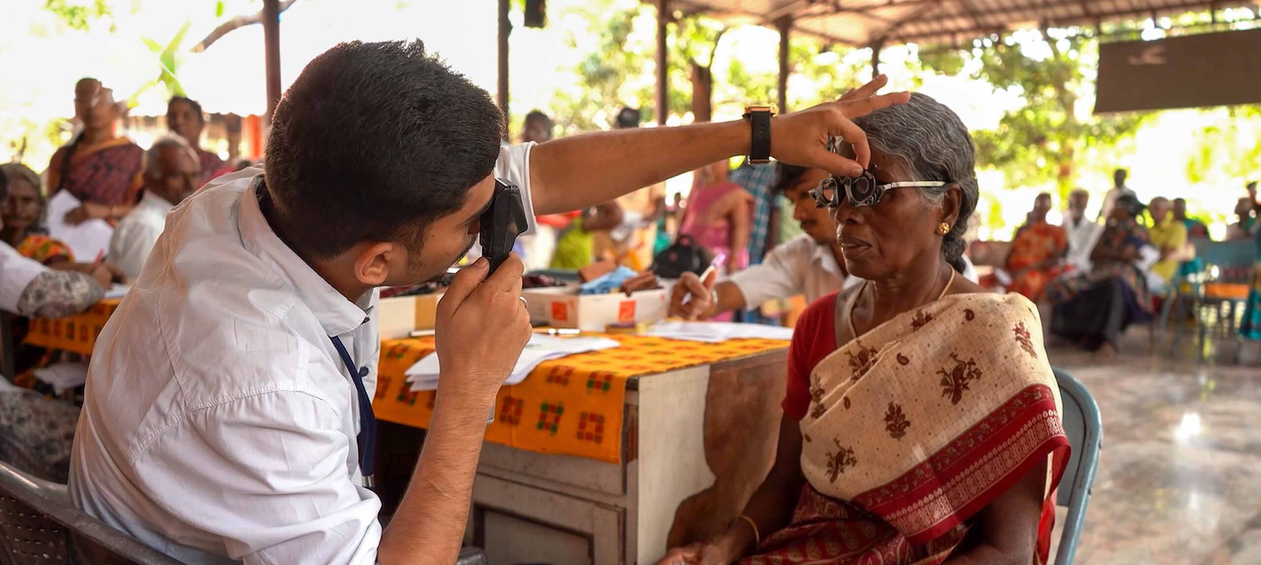 Postoperative refraction during a follow-up outreach visit. INDIA (Photo: © Aravind Eye Care Systems CC BY-NC-SA 4.0)